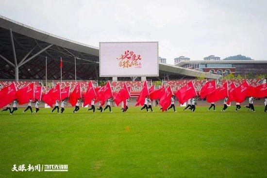 球场外还有一个体育城以及相关接待空间，以供球迷们和该地区的所有人使用，并且和周围的公园连接在一起，全年可用。